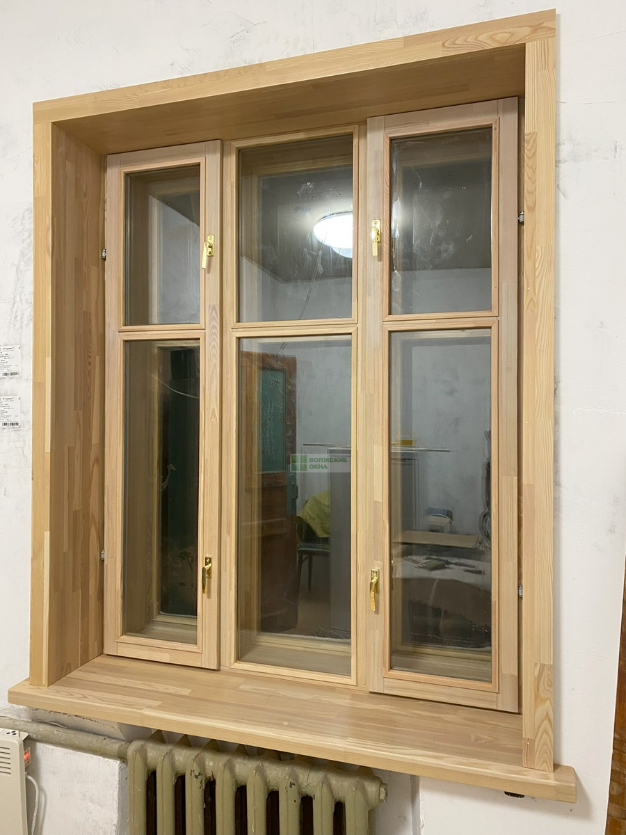 деревянное окно с двумя рамами